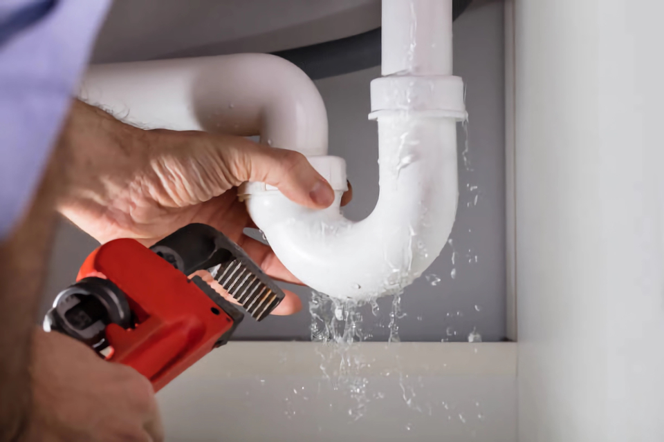 maintenance immobiliere plomberie réparation lavabo syphon fuite d'eau