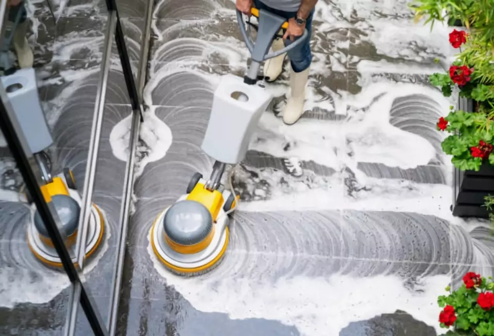 nettoyage terrasse décapage monobrosse entreprise à Paris en France